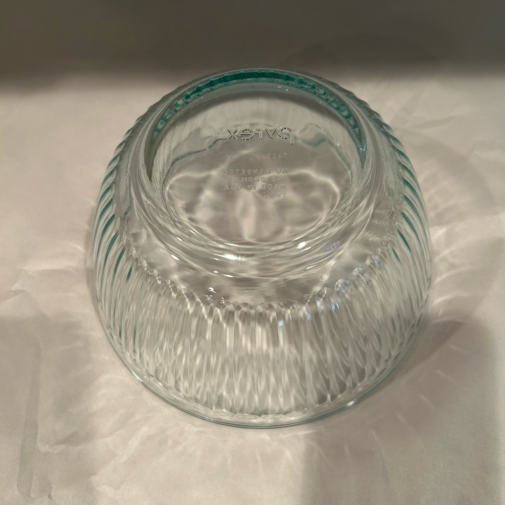Pyrex Mixing Bowl - Picture 2 of 5
